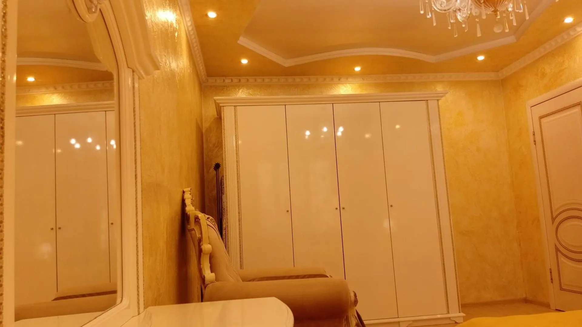3 Rooms Of Sun 알마티 아파트